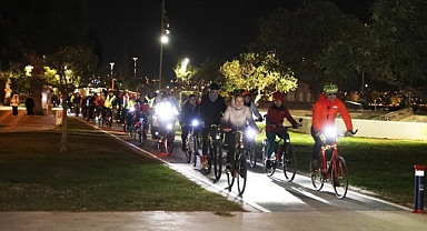 Karşıyakalı bisiklet tutkunları gece sürüşünde buluştu