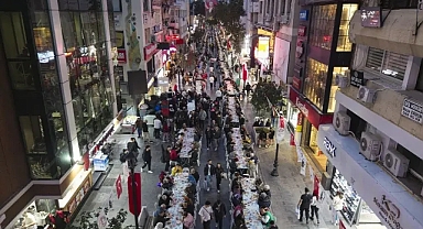 .Karşıyaka'da Kadir Gecesi buluşması: 4 bin kişilik dev iftar sofrası kuruldu