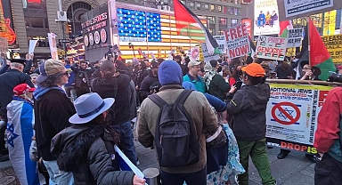 Times Meydanında protesto! Binlerce kişi sokaklara döküldü: 