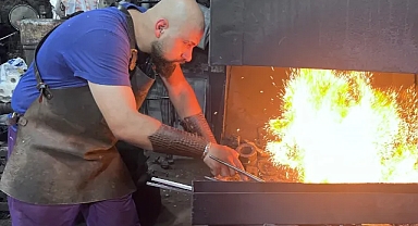 İzmir’de 70 dereceyi bulan sıcaklıkta çalışan ustalar mesailerine devam ediyor 