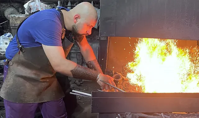 İzmir’de 70 dereceyi bulan sıcaklıkta çalışan ustalar mesailerine devam ediyor 