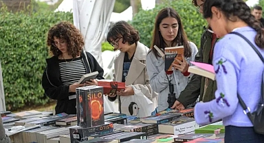İzmirlilerden İZKİTAPFEST’e Büyük İlgi: Başkan Tugay Gençlerle Kitap Dayanışmasında Buluştu