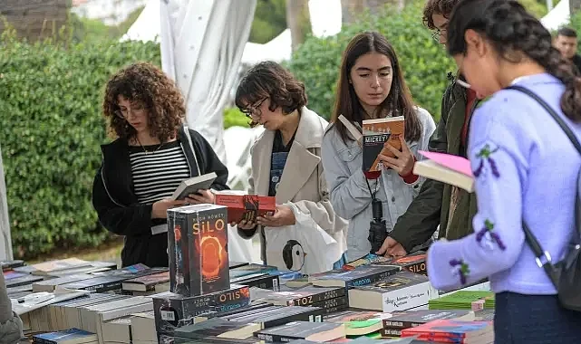 İzmirlilerden İZKİTAPFEST’e Büyük İlgi: Başkan Tugay Gençlerle Kitap Dayanışmasında Buluştu