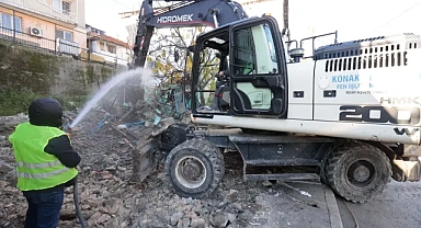 Konak Belediyesi'nden büyük operasyon: Metruk binalar yıkılıyor